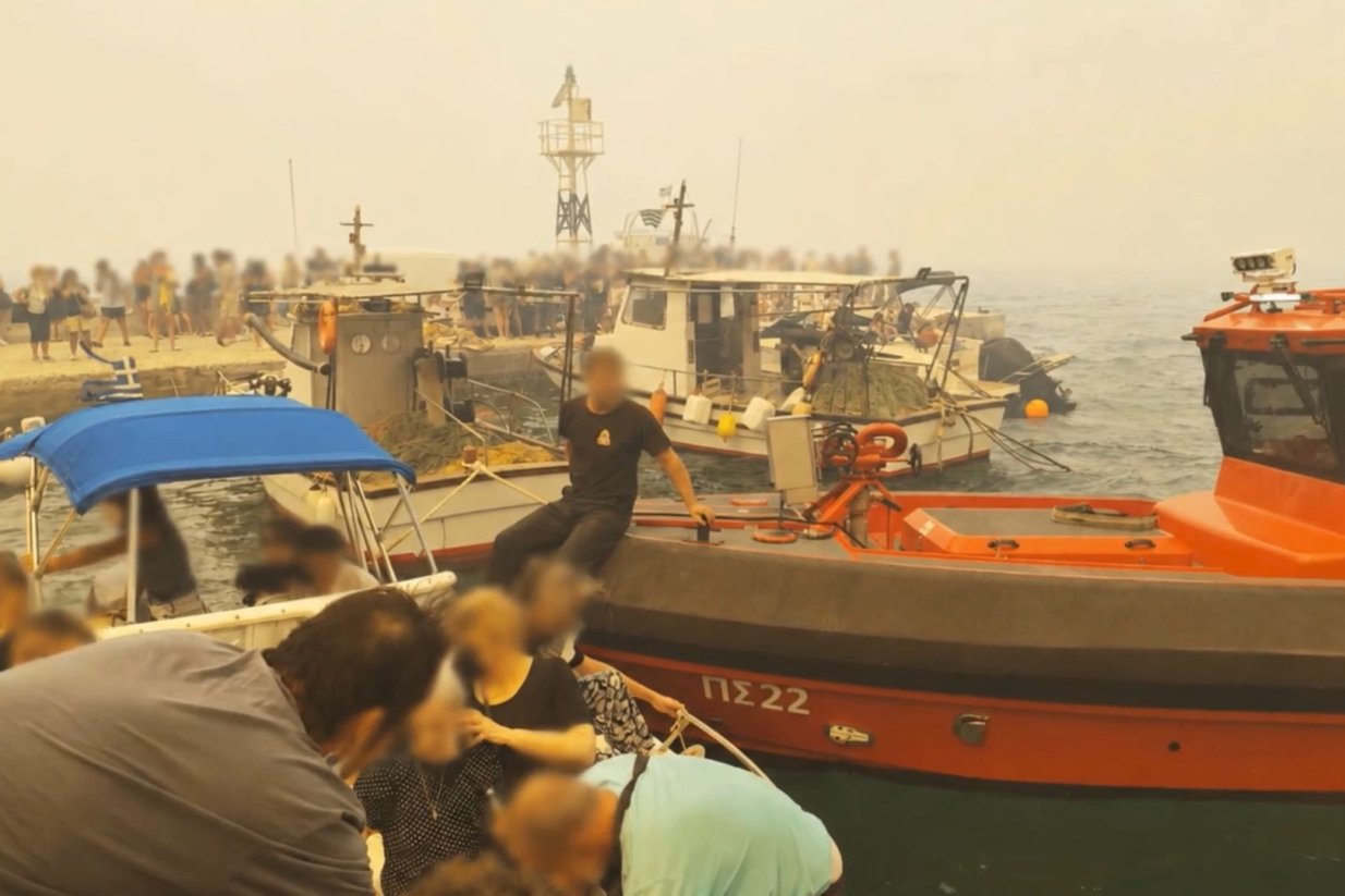 Πύρινος εφιάλτης στη Βοιωτία: Εκκενώθηκαν οικισμοί με σκάφη του Λιμενικού – Δύο μεγάλα μέτωπα μαίνονται ανεξέλεγκτα